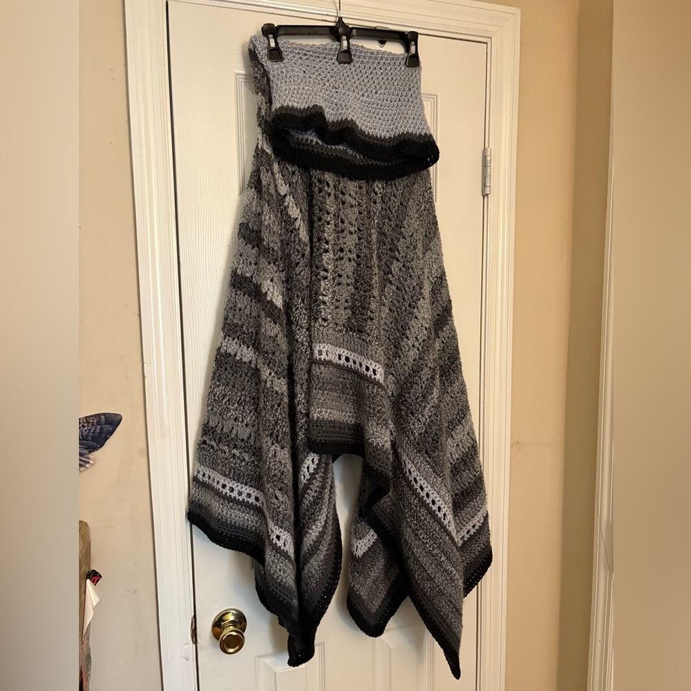 HANDMADE WOOL Grey and black striped crochet woven poncho ONE SIZE ( 1X - 6X ) - Picture 4 of 7